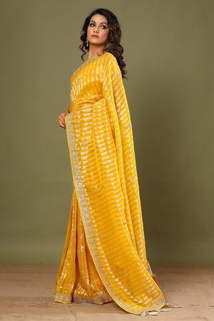Жёлтое и золотое индийское сари из органзы, украшенное вышивкой люрексом со стразами, перламутровыми бусинками