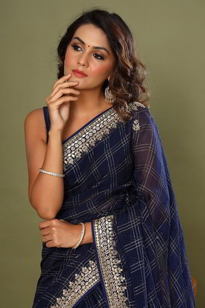 Золотое и тёмно-синее индийское сари из органзы, украшенное вышивкой люрексом с перламутровыми бусинками