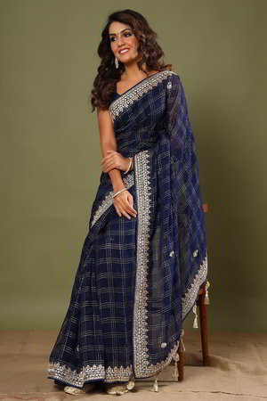 Золотое и тёмно-синее индийское сари из органзы, украшенное вышивкой люрексом с перламутровыми бусинками