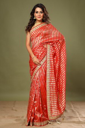 Тёмно-оранжевое и золотое индийское сари, украшенное вышивкой люрексом с перламутровыми бусинками