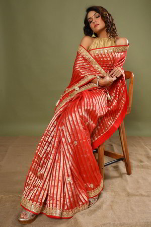 Тёмно-оранжевое и золотое индийское сари, украшенное вышивкой люрексом с перламутровыми бусинками