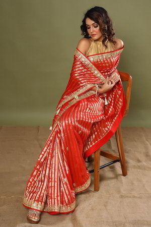 Тёмно-оранжевое и золотое индийское сари, украшенное вышивкой люрексом с перламутровыми бусинками