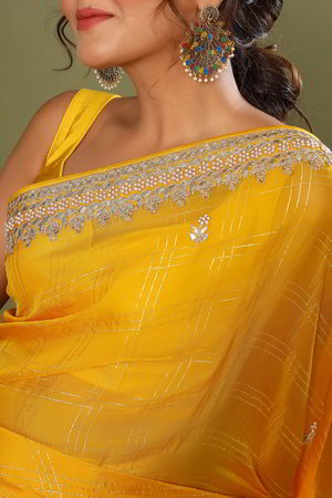 Жёлтое и золотое индийское сари из органзы, украшенное вышивкой люрексом с перламутровыми бусинками