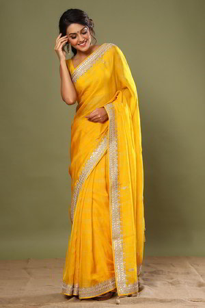 Жёлтое и золотое индийское сари из органзы, украшенное вышивкой люрексом с перламутровыми бусинками