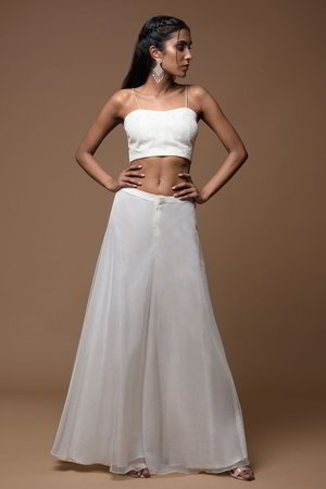 Белое платье / костюм из натурального шёлка, украшенное вышивкой