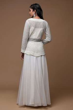 Белое платье / костюм из натурального шёлка, украшенное вышивкой
