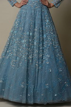 Голубое роскошное длинное платье в пол из гипюра, с длинными прозрачными рукавами