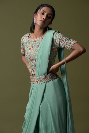 Зелёное платье / костюм из натурального шёлка с короткими рукавами, украшенное вышивкой