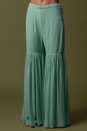 Зелёное платье / костюм из натурального шёлка с короткими рукавами, украшенное вышивкой