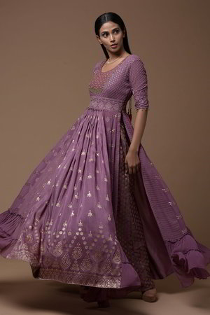 Фиолетовое платье / костюм из креп-шёлка с рукавами ниже локтя, украшенное вышивкой
