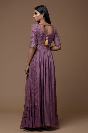 Фиолетовое платье / костюм из креп-шёлка с рукавами ниже локтя, украшенное вышивкой