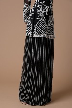 Чёрное платье / костюм из органзы с длинными рукавами, украшенное вышивкой