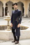 *Синий замшевый индийский свадебный мужской костюм / шервани, украшенный вышивкой