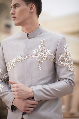 Серый шёлковый индийский свадебный мужской костюм / шервани, украшенный вышивкой