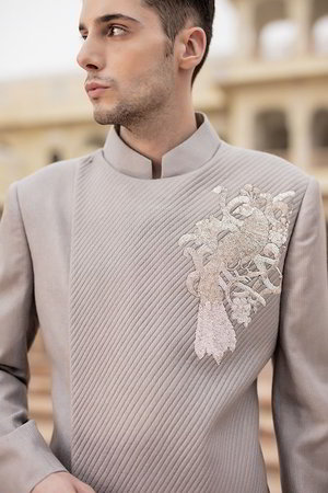 Серый индийский свадебный мужской костюм / шервани, украшенный вышивкой