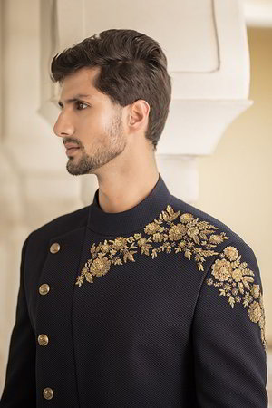 Тёмно-синий индийский свадебный мужской костюм / шервани из шёлка, украшенный вышивкой