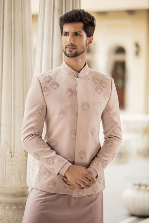Розовый замшевый и шёлковый индийский свадебный мужской костюм / шервани, украшенный вышивкой