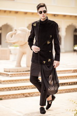 Чёрный бархатный и хлопковый индийский свадебный мужской костюм / шервани, украшенный вышивкой