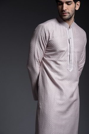Серый шёлковый индийский национальный мужской костюм, украшенный вышивкой
