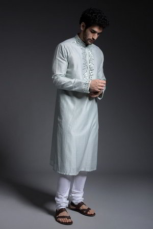 Синий шёлковый индийский национальный мужской костюм, украшенный вышивкой