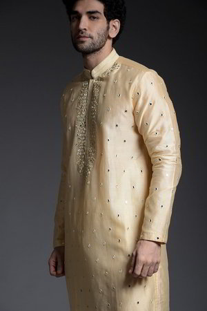 Жёлтый шёлковый индийский национальный мужской костюм, украшенный вышивкой