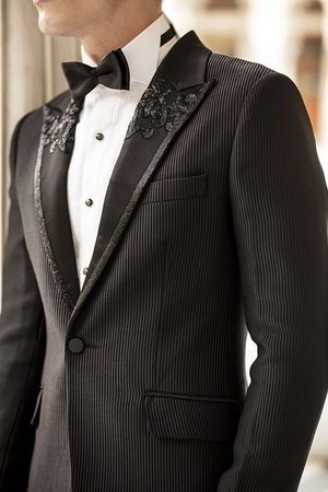Чёрный мужской костюм, украшенный вышивкой