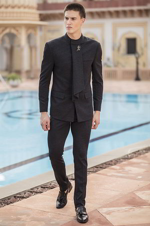 Серый мужской костюм