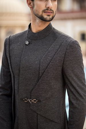 Серый мужской костюм