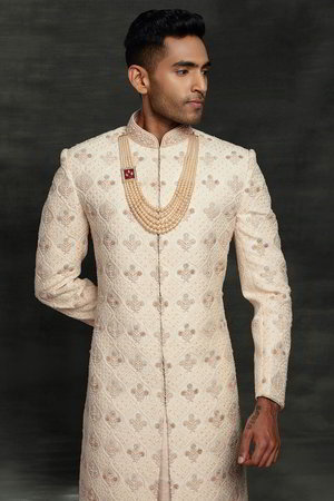 Персиковый шёлковый индийский свадебный мужской костюм / шервани, украшенный скрученной шёлковой нитью, вышивкой со стразами, перламутровыми бусинками