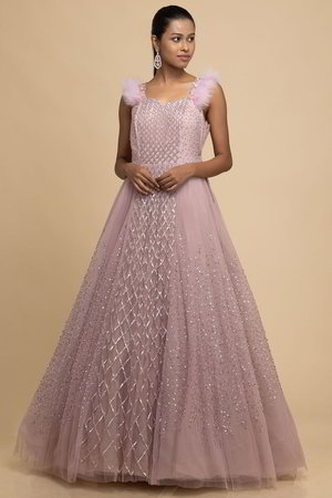 Светло-розовое платье / костюм из фатина без рукавов, украшенное вышивкой со стразами, пайетками