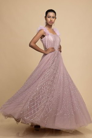 Светло-розовое платье / костюм из фатина без рукавов, украшенное вышивкой со стразами, пайетками