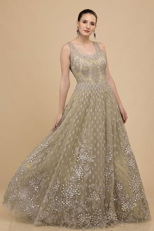 Зелёное платье / костюм из фатина без рукавов, украшенное вышивкой люрексом со стразами, перламутровыми бусинками