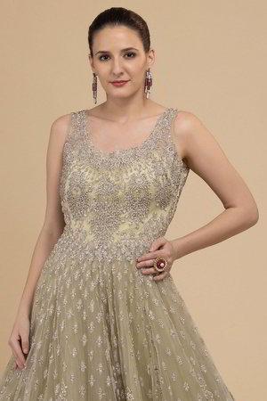 Зелёное платье / костюм из фатина без рукавов, украшенное вышивкой люрексом со стразами, перламутровыми бусинками