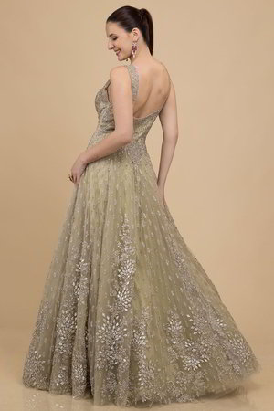 Зелёное платье / костюм из фатина без рукавов, украшенное вышивкой люрексом со стразами, перламутровыми бусинками