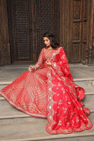 Красное длинное платье в пол, с рукавами три четверти, украшенное вышивкой с люрексом