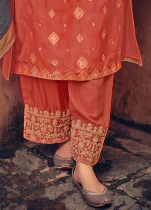 Оранжевое платье / костюм из жаккардовой ткани, шёлка и органзы, украшенное вышивкой люрексом с пайетками