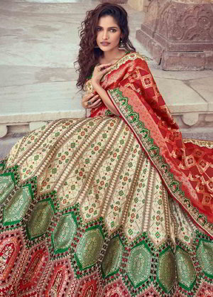 Белый, зелёный и красный жаккардовый и шёлковый индийский женский свадебный костюм лехенга (ленга) чоли, украшенный вышивкой шёлковыми нитями, вышивкой люрексом с пайетками, кружевами