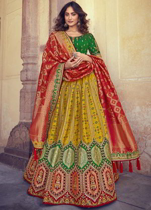 Жёлтый, белый и зелёный жаккардовый и шёлковый индийский женский свадебный костюм лехенга (ленга) чоли, украшенный вышивкой шёлковыми нитями, вышивкой люрексом с пайетками, кружевами