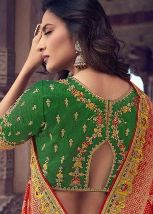 Жёлтый, белый и зелёный жаккардовый и шёлковый индийский женский свадебный костюм лехенга (ленга) чоли, украшенный вышивкой шёлковыми нитями, вышивкой люрексом с пайетками, кружевами