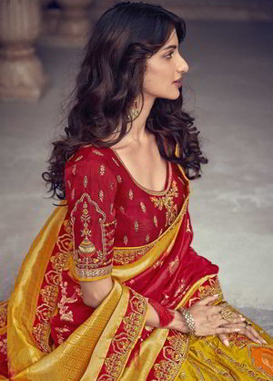 Жёлтый и красный жаккардовый и шёлковый индийский женский свадебный костюм лехенга (ленга) чоли, украшенный вышивкой шёлковыми нитями, вышивкой люрексом с пайетками, кружевами