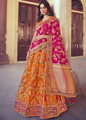 Оранжевый и цвета фуксии жаккардовый и шёлковый индийский женский свадебный костюм лехенга (ленга) чоли, украшенный вышивкой шёлковыми нитями, вышивкой люрексом с пайетками, кружевами