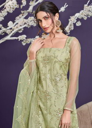 Светло-зелёное платье / костюм из фатина, украшенное вышивкой с пайетками