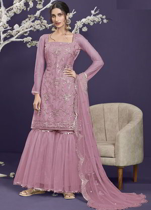 Розовое платье / костюм из фатина, украшенное вышивкой с пайетками