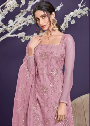 Розовое платье / костюм из фатина, украшенное вышивкой с пайетками