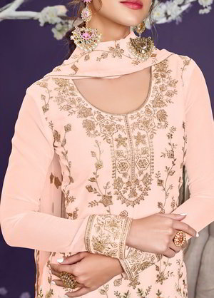 Персиковое платье / костюм из креп-жоржета, украшенное вышивкой люрексом с пайетками