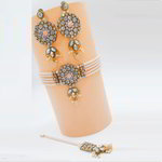 *Молочное и золотое индийское украшение на шею со стразами, перламутровыми бусинками