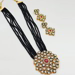 *Чёрное, золотое и серое индийское украшение на шею со стразами, перламутровыми бусинками