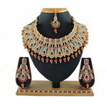 *Бежевое, коричневое и золотое индийское украшение на шею со стразами, перламутровыми бусинками