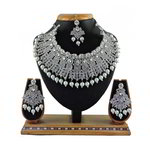 *Молочное и золотое индийское украшение на шею со стразами, перламутровыми бусинками