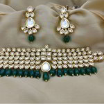 *Зелёное и золотое индийское украшение на шею с искусственными камнями